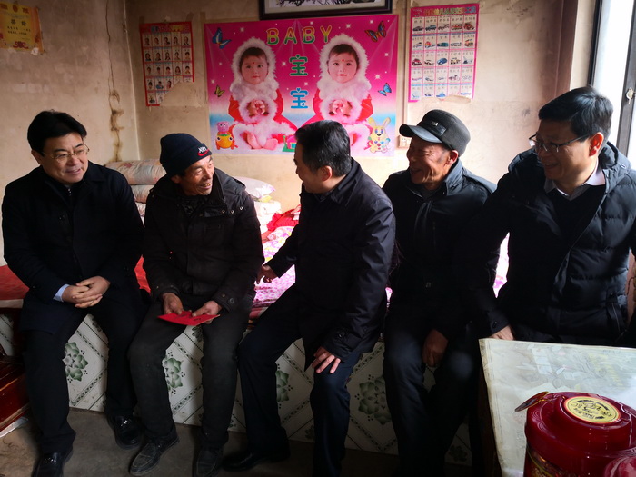 集團董事長李彥龍、總經理蔡軍18年春節慰問群眾2.jpg